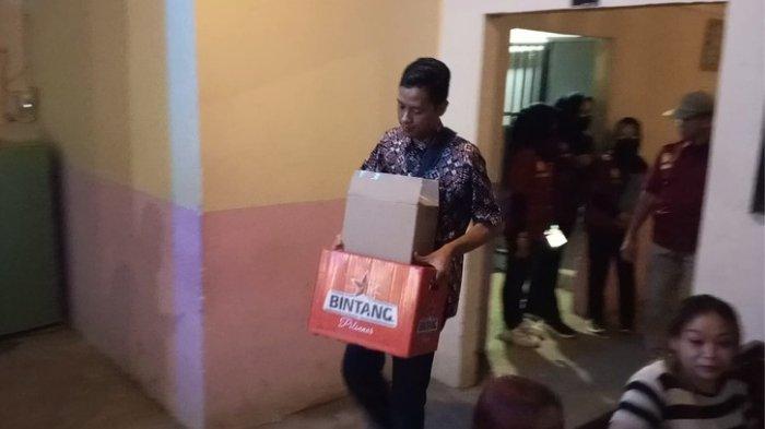 Petugas menyita minuman keras dari cafe karaoke karena tidak punya izin penjualan minuman beralkohol.