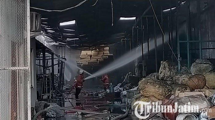 Petugas pemadam kebakaran berjibaku memadamkan api di gudang penyimpanan bahan peredam ruangan di kompleks Jalan Pergudangan Margomulyo Permai Blok AD No 31, F-15, Asemrowo, Surabaya, Senin (27/11/2023) sore.