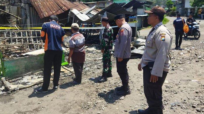 Pihak kepolisian melakukan olah TKP kebakaran di Pasar Dampit, Kecamatan Dampit, Kabupaten Malang, Rabu (6/11/2024).