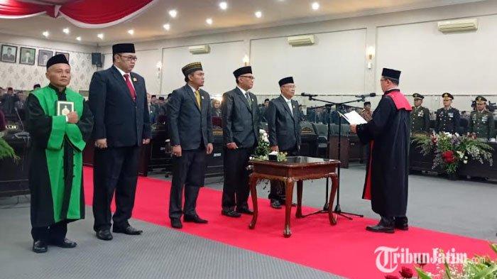 Pimpinan DPRD saat diambil sumpahnya oleh Ketua pengadilan negeri Bondowoso disaksikan seluruh jajaran Forkopimda dan undangan yang hadir di Gedung Paripurna setempat, pada Selasa (22/10/204).