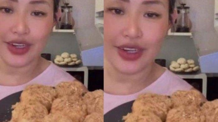 KERAS HIDUP PINKAN - Penampilan Pinkan Mambo saat menjajakkan dagangan pisang goreng dan donat di Live TikTok demi memenuhi kebutuhan sehari-harinya, Sabtu (7/6/2025). Pinkan Mambo mengaku kini sudah sepi job manggung dan menyanyi.
