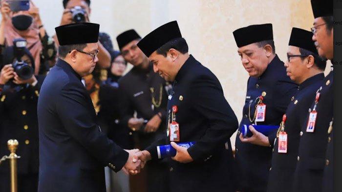 Pj Gubernur Jatim Adhy Karyono disela pengambilan sumpah jabatan belasan pejabat eselon II di lingkungan Pemprov Jawa Timur