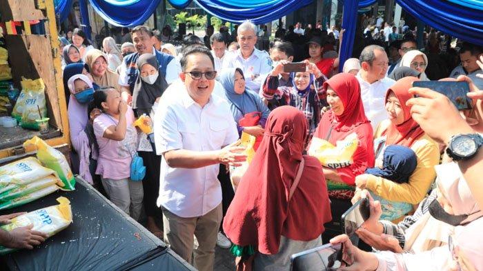 Pj Gubernur Jawa Timur, Adhy Karyono saat menemui warga. Berdasarkan rilis Badan Pusat Statistik (BPS) per Maret 2024, Jawa Timur berhasil mencatatkan sejarah, di mana angka kemiskinannya mencapai satu digit yakni 9,79 persen.