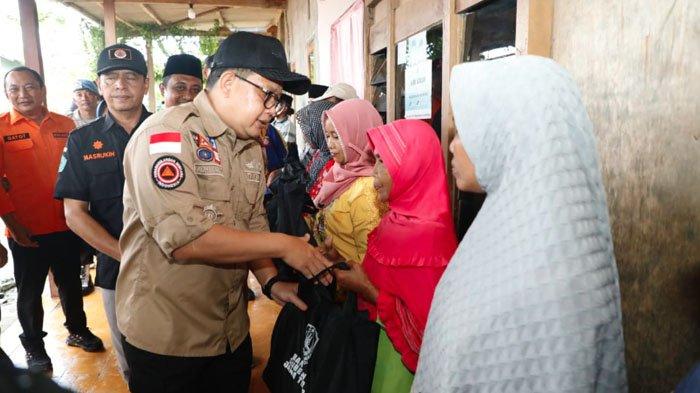 Pj Gubernur Jawa Timur, Adhy Karyono saat menemui warga. Berdasarkan rilis Badan Pusat Statistik (BPS) per Maret 2024, Jawa Timur berhasil mencatatkan sejarah, di mana angka kemiskinannya mencapai satu digit yakni 9,79 persen.