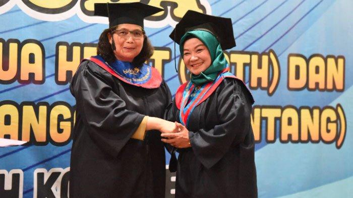 Penjabat (Pj) Wali Kota Kediri, Zanariah mewisuda peserta yang telah lulus Sekolah Lansia Tangguh (SELANTANG) dan Sekolah Orang Tua Hebat (SOTH) Kota Kediri sesi pertama tahun 2024, di Ruang Joyoboyo Balai Kota Kediri, Selasa (16/7/2024).