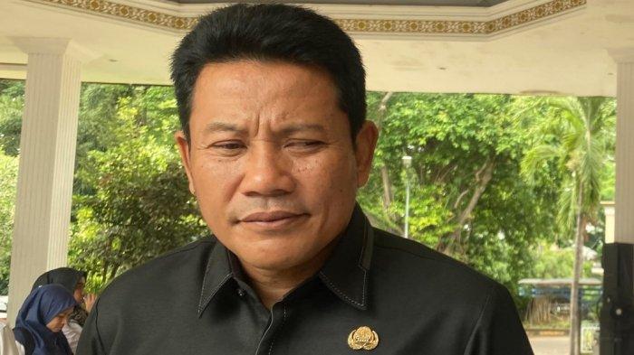 Plt Bupati Sidoarjo Subandi saat diwawancarai media, Selasa (21/1/2025)