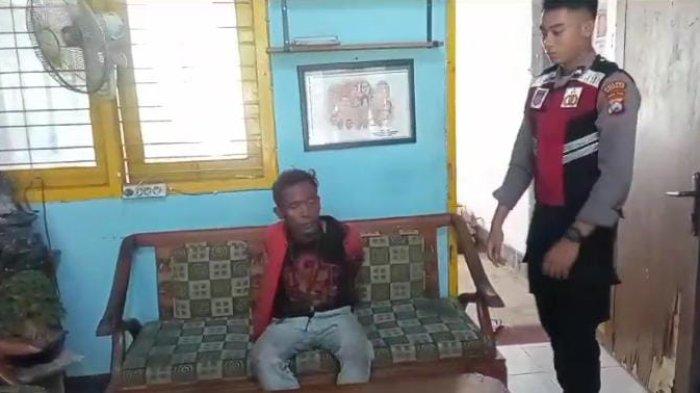 Polisi Bawa Pria ODGJ di Liposos Dinsos Jember.