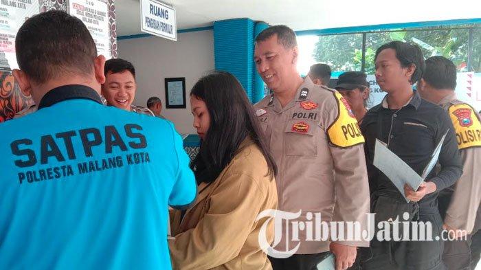 Polisi RW saat mendampingi warganya melakukan pengurusan SIM di Satpas SIM Polresta Malang Kota, Rabu (9/8/2023).