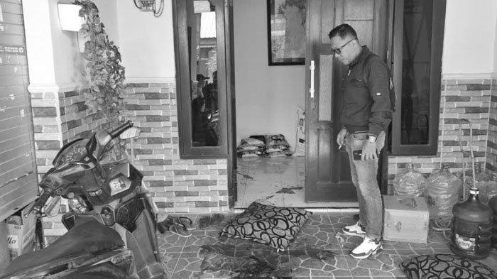 Polisi melakukan olah TKP kasus emak-emak di Surabaya ditusuk maling, di toko Kedunganyar Surabaya, Selasa (2/7/2024).