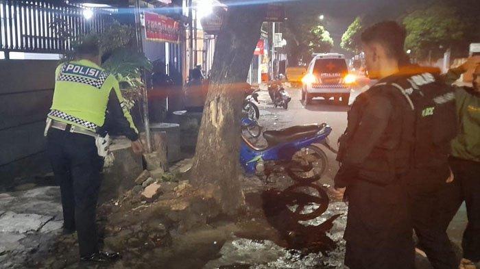 KECELAKAAN MAUT - Polisi melakukan olah TKP kecelakaan motor tabrak pohon trembesi di pinggir Jalan Raya Ahmad Yani, Kelurahan Kepatihan, Jember, Jawa Timur, Sabtu (22/2/2025). Satu orang tewas dalam kejadian tersebut.
