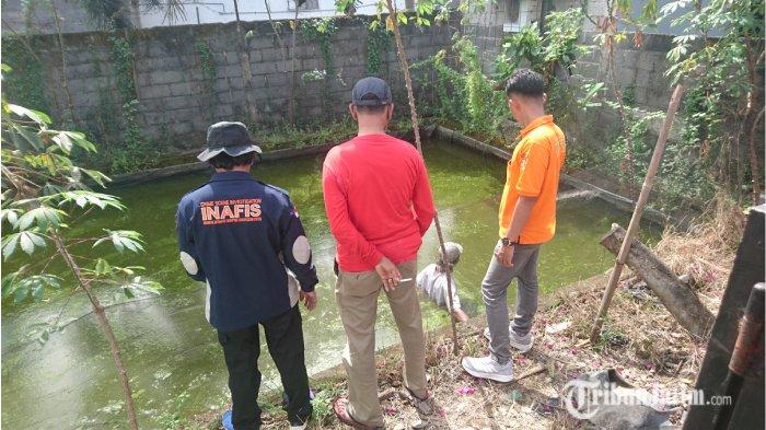 Polisi mencari alat pemukul untuk menghabisi korban di kolam ikan gurami dekat ruang karaoke rumah korban yang merupaka pasutri di Tulungagung