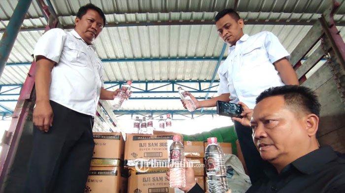 Polisi menunjukkan barang bukti miras jenis arak yang hendak dikirim ke Kalimantan di Polres Blitar, Selasa (10/9/2024).
