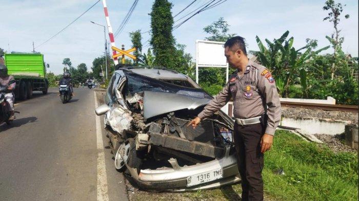 Polisi olah TKP kecelakaan KA Wijaya Kusuma menabrak Minibus di Rambipuji Jember, Jumat (24/1/2024)