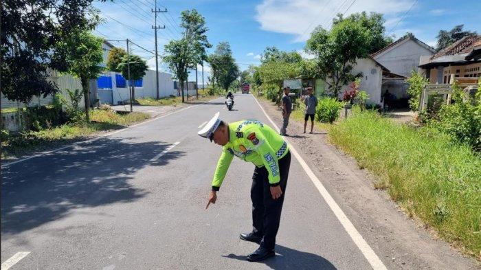 TABRAK PANTAT TRUK - Polisi olah tempat kejadian perkara di jalan Wortel Monginsidi Desa Rowoindah Kecamatan Ajung Jember, Jawa Timur, Kamis (24/4/2025) Nenek di Jember tabrak bak belakang truk saat mengendari sepeda motor di jalan Wortel Monginsidi Desa Rowoindah Kecamatan Ajung Jember.