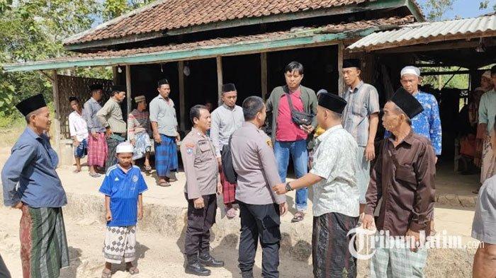 Polisi saat berada di kediaman pelaku, Desa Planggaran Barat, Kecamatan Banyuates, Kabupaten Sampang, Madura, Selasa (1/8/2023) dalam atikel termakan isu santet, pemuda di Sampang bacok tetangga hingga tewas, berawal dari kematian ibu
