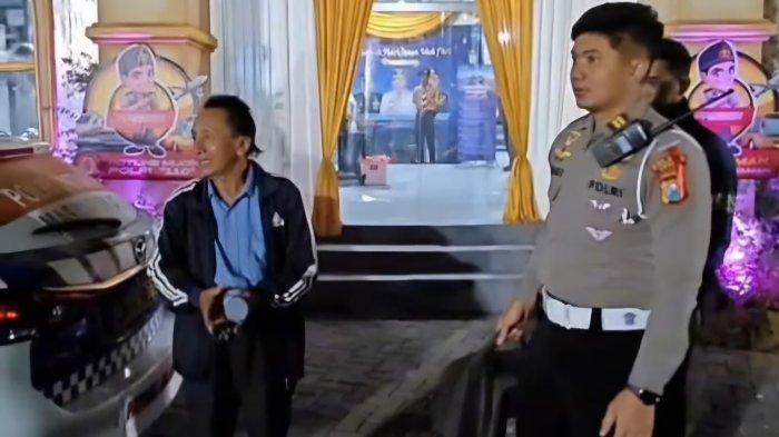 BANTU PEMUDIK PULANG - Polres Gresik bantu Jariman pulang kampung usai tidak dapat bus, Minggu (30/3/2025) malam. Jariman diantar polisi dari Pos Pelayanan Gresik sampai kampung halaman di Panceng, Gresik.