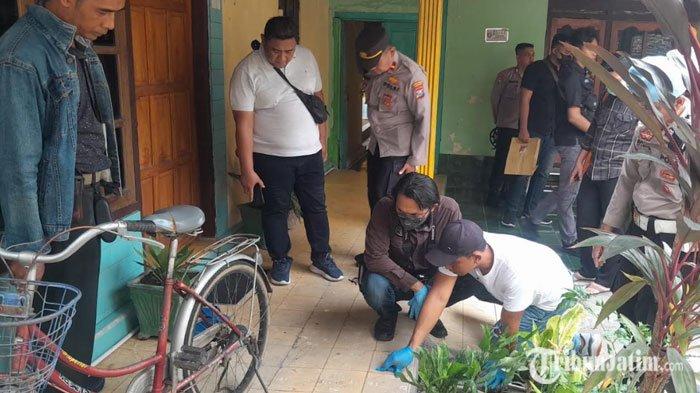 Polres Ngawi melakukan Olah TKP penemuan jasad ibu kos bernama Darwati (78), yang tewas di dalam rumahnya, Desa Beran, Kecamatan/Kabupaten Ngawi, Selasa siang (15/10/2024).