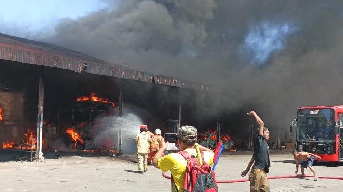 Pool Damri di Surabaya terbakar hebat, Sabtu (22/6/2024) siang. Api melalap beberapa bangunan hingga satu unit bus listrik dan 4 mobil pribadi dan 3 motor ikut hangus terbakar.