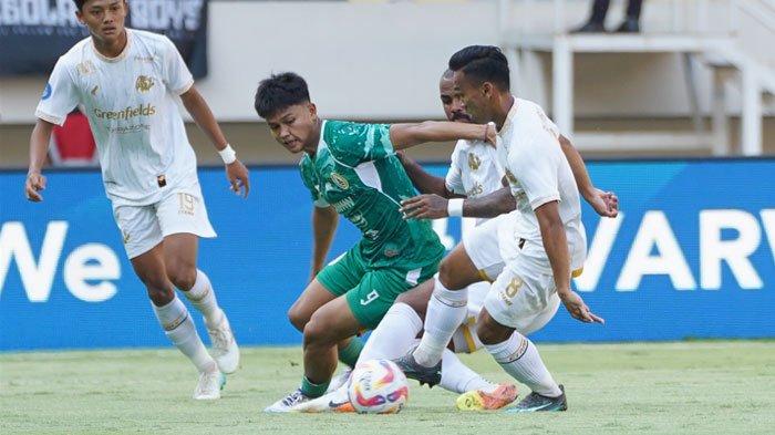 Posisi Arema FC di tabel klasemen sementara Liga 1 2024/2025 kembali merosot usai dikalahkan PSS Sleman dengan skor 1-3, Jumat (20/9/2024).