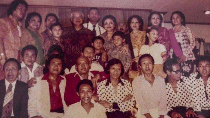 Potret grup Srimulat saat masih eksis menghibur masyarakat Indonesia jaman dahulu.