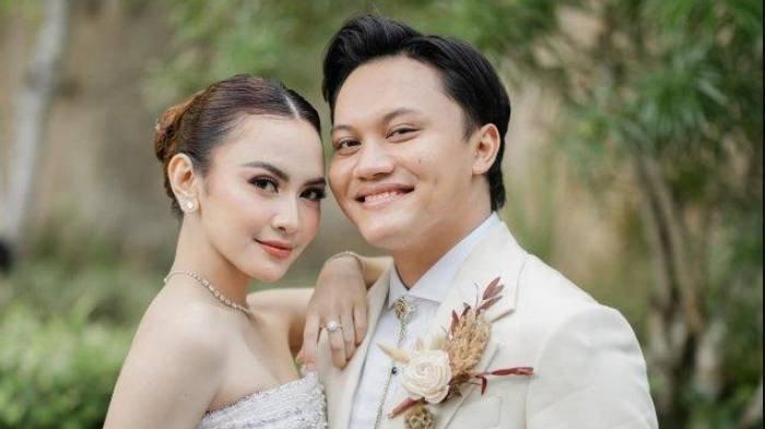 Potret pernikahan penyanyi Rizky Febian dan Mahalini di Bali.