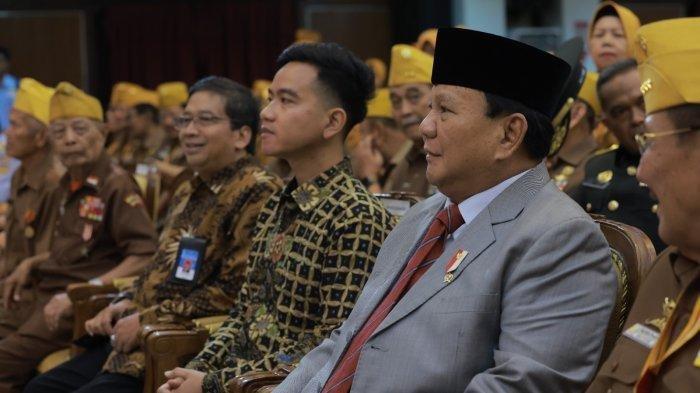 Prabowo Subianto didampingi Wali Kota Solo Gibran Rakabuming Raka di Universitas Sebelas Maret (UNS), Surakarta, Kamis (10/8/2023). Gibran Rakabuming Raka masuk menjadi kandidat cawapres Prabowo Subianto.