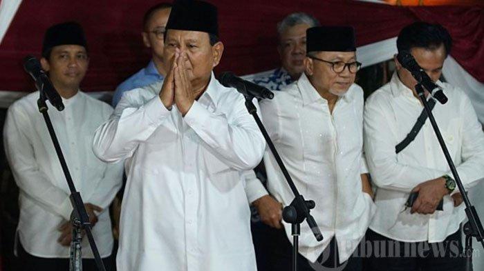 Calon Presiden terpilih, Prabowo Subianto memberikan pidato kemenangan di kediamannya di kawasan Kertanegara, Jakarta Selatan, Rabu (20/3/2024). Prabowo didampingi ketua partai pengusung menyampaikan pidato kemenangannya di hadapan awak media, seusai KPU mengumumkan hasil perolehan rekapitulasi suara pemilu 2024.