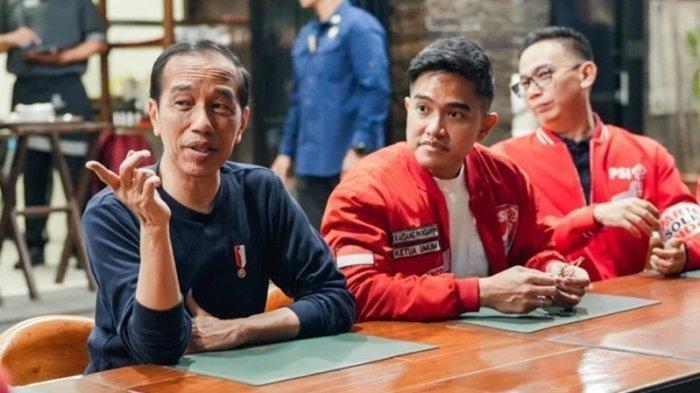 JOKOWI VS KAESANG - Presiden Joko Widodo dan Ketua Umum PSI Kaesang Pangarep di Braga, Bandung, Sabtu (3/2/2024). Peluang Jokowi melawan Kaesang dalam perebutan kursi Ketum PSI sangatlah terbuka.