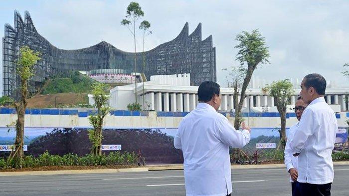 Presiden Joko Widodo dan Presiden Terpilih Prabowo Subianto didampingi Menteri Sekretaris Negara Pratikno meninjau Istana Garuda di IKN, Kalimantan Timur, Senin (12/8/2024).