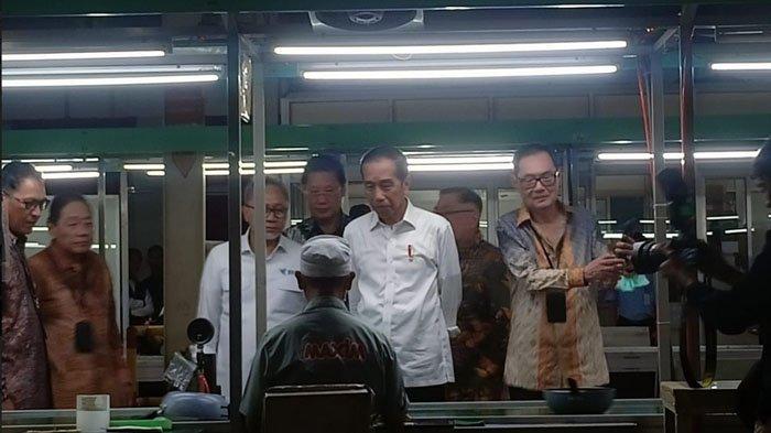 Presiden Joko Widodo saat berkunjung ke Pabrik Maspion di Aloha, Sidoarjo, Rabu (27/12/2023)
