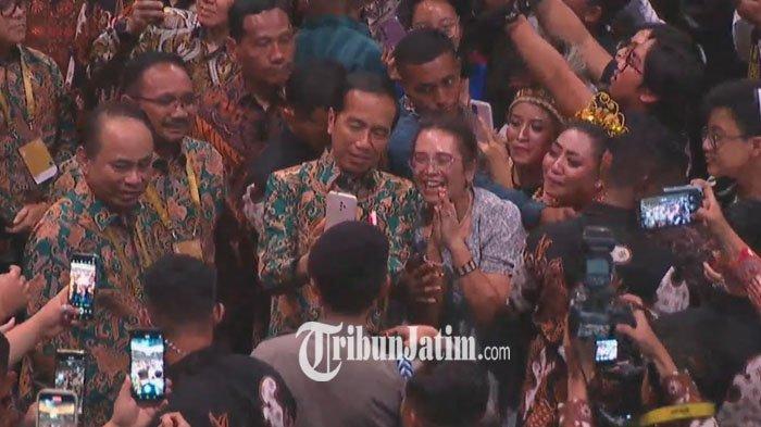 Presiden Joko Widodo tiba menghadiri perayaan Natal Nasional di Gereja Bethany Kota Surabaya, Rabu (27/12/2023) malam. Disambut heboh para jemaat