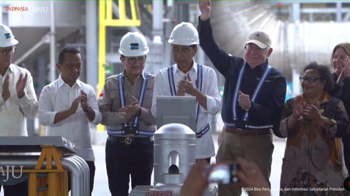 Presiden Jokowi (baju putih) meresmikan produksi Smelter PT Freeport Indonesia di KEK JIIPE Gresik, Senin (23/9/2024).