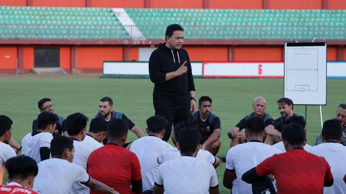 Presiden Klub Madura United, Achsanul Qosasi melihat langsung proses latihan pemainnya di Stadion Madura United Training Ground (MUTG), Jumat (21/7/2023).