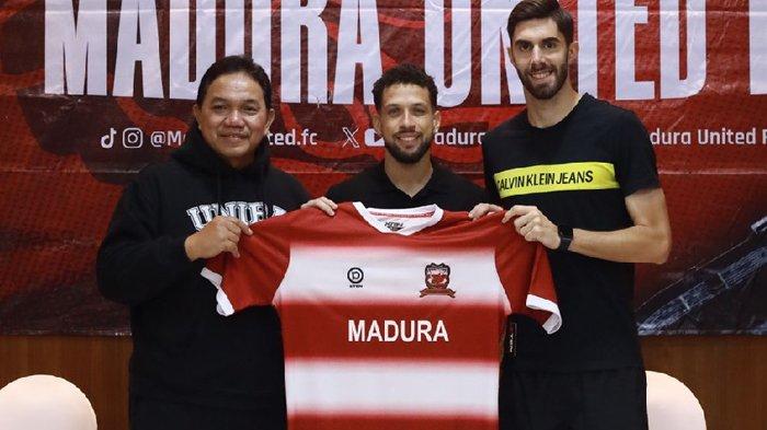 PERPANJANG KONTRAK - Presiden Klub Madura United, Achsanul Qosasi (kiri) saat foto bersama dengan Pedro Monteiro dan Iran Junior sembari memegang seragam tim Madura United usai resmi perpanjangan kontrak pemain, Sabtu (31/5/2025). Berdasarkan statistik, Pedro dan Iran memiliki catatan baik selama bergabung dengan Madura United.