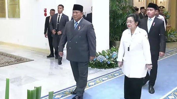 BISIK-BISIK - Presiden RI Prabowo Subianto dan Presiden ke-5 Megawati Soekarnoputri dan (belakang) Wapres Gibran Rakabuming Raka menghadiri upacara Hari Lahir Pancasila di Kemenlu, Jakarta, Senin (2/6/2025). Terungkap isi bisik-bisik antara Megawati dengan Presiden Prabowo.