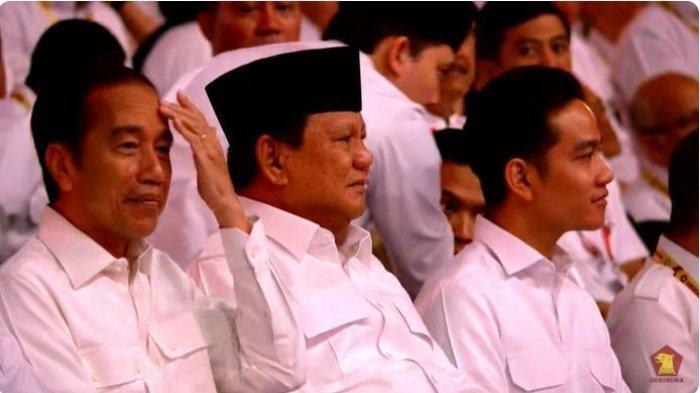 JOKOWI DI SAMPING PRABOWO - Presiden Prabowo Subianto duduk bersebelahan dengan Presiden ke-7 RI, Joko Widodo (Jokowi) saat HUT ke-17 Partai Gerindra yang digelar di Sentul International Convention Center (SICC), Sentul, Bogor, Jawa Barat, Sabtu (15/2/2025). Prabowo mengatakan dirinya tidak akan berhasil terpilih menjadi Presiden jika tidak didukung oleh Jokowi.