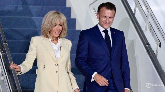 FAKTA - Presiden Prancis Emmanuel Macron bersama istri Brigitte Macron menuruni tangga pesawat saat tiba di Pangkalan Udara TNI AU Halim Perdanakusuma, Jakarta, Selasa (27/5/2025). Fakta ibu negara Prancis, Brigitte, selisih 25 tahun hubungan spesial guru dan murid.