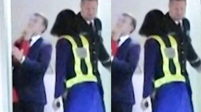 MACRON DITAMPAR - Gambar merupakan tangkap layar dari The National, Senin (26/5/2025), menunjukkan insiden yang berujung viral, yaitu ketika Presiden Prancis Emmanuel Macron dan Ibu Negara Brigitte Macron hendak turun dari pesawat di Vietnam. Macron terkejut saat istrinya mendorong wajahnya dengan tangannya