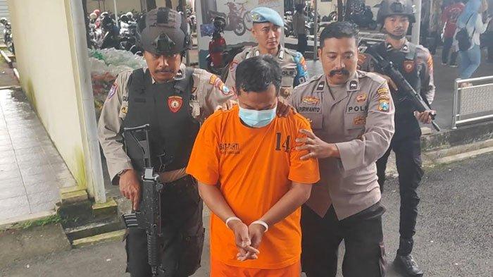 CEMBURU - Pelaku Pembunuhan di Hotel Bukit Jaas Permai, Kelurahan Tamanan, Kecamatan/Kabupaten Trenggalek, Jawa Timur, Slamet Effendy (41) saat pers rilis di Mapolres Trenggalek, Kamis (10/4/2025). Slamet tega membunuh pacarnya YN (34) karena cemburu.