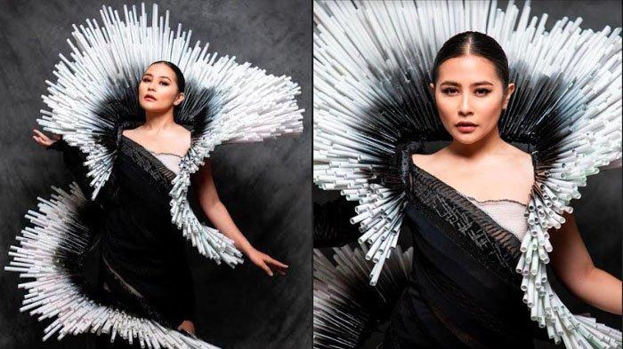 Prilly Latuconsina memakai gaun yang terbuat dari sedotan plastik.