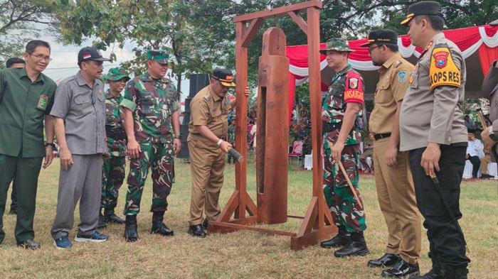 TMMD - Prosesi upacara dan pemukulan kentongan oleh Bupati Nganjuk, Marhaen Djumadi sebagai pembukaan TMMD ke-124 yang dipusatkan di Dusun/Desa Sumbermiri, Kecamatan Lengkong sampai Dusun Suru, Desa Lengkong Lor, Kecamatan Ngluyu, Kabupaten Nganjuk. Program ini resmi dimulai pada Selasa (6/5/2025) dan selesai pada Rabu (4/6/2025).