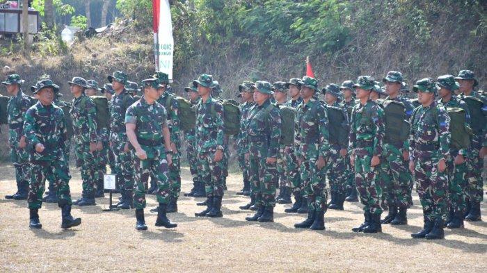 Pengecekan Pasukan Saat Penutupan TMMD Oleh Kasdam V/Brawijaya, Brigjen TNI Endro Satoto