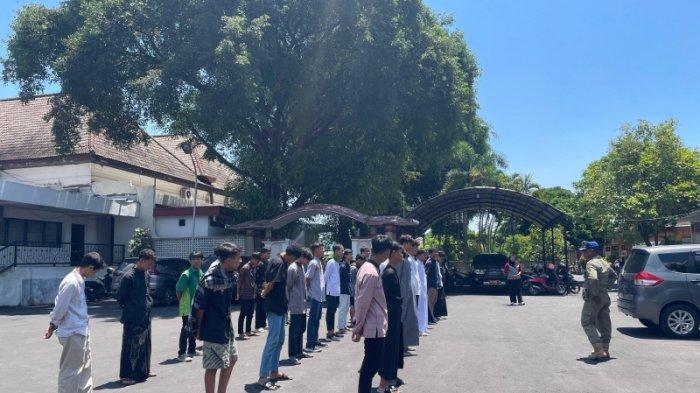 Puluhan pelajar SMP dan SMA saat diamankan Satpol PP Kabupaten Ngawi, lantaran kedapatan nongkrong meninggalkan jam pelajaran sekolah, Jumat (13/9/2024).