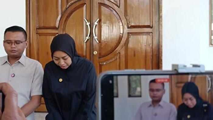 UCAP BELASUNGKAWA - Anak Gubernur Jabar Dedi Mulyadi, Maula Akbar bersama istrinya yakni Wakil Bupati Garut Putri Karlina memberikan keterangan kepada wartawan di Rumah Dinas Wakil Bupati Garut di Jalan Patriot, Kabupaten Garut, Jawa Barat, Sabtu (19/7/2025). Keduanya siap bertanggung jawab atas insiden tewasnya tiga orang dalam pesta pernikahan mereka.
