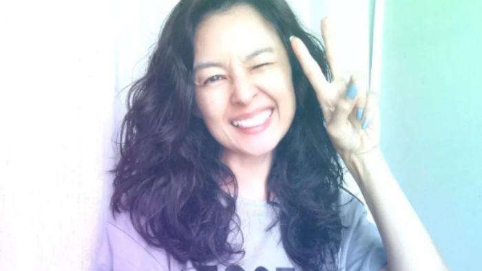 Pengakuan artis cantik stop hedon demi persiapkan hari tua. Tak mau buru-buru menikah, di usia 43 tahun masih jomblo.