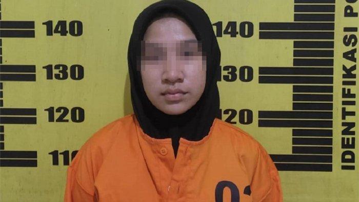 DITETAPKAN TERSANGKA - RPT (20) perempuan asal Aceh ditetapkan sebagai tersangka oleh penyidik Unit Reskrim Polsek Kedungwaru, karena membawa kabur sepeda motor milik temannya asal Kecamatan Campurdarat, Kabupaten Tulungagung, Jawa Timur, Sabtu (28/6/2025). RPT pura-pura meminjam sepeda motor Honda Scoopy milik temannya, lalu dibawa kabur.