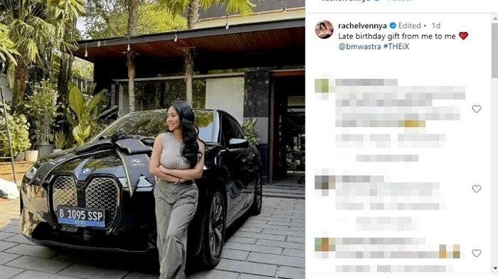 Rachel Vennya flexing foto sedang berpose di depan mobil barunya yang super mewah pada Selasa (10/10/2023).
