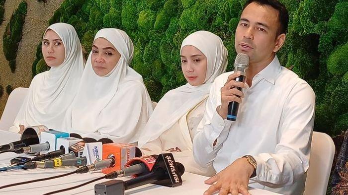 Raffi Ahmad bersama Nagita Slavina, ibu mertuanya Rieta Amilia, dan adik iparnya Caca Tengker usai pengajian jelang berangkat haji, di Rans Office, BSD, Tangerang, Jumat (7/6/2024).