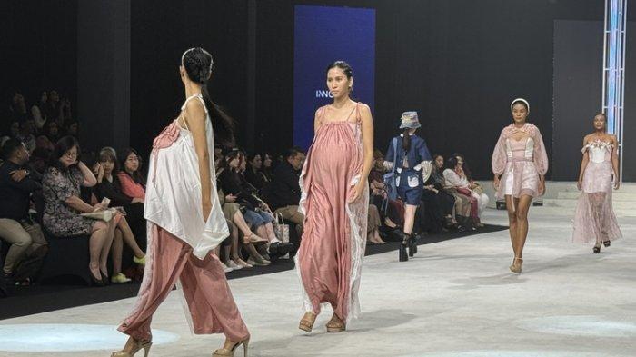 Rancangan Aileana Ariyanti yang mengusung busana untuk ibu hamil di Surabaya Fashion Parade.