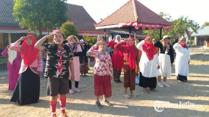 Para Peserta Upacara yang Didominasi Orang Tua Masih Semangat Mengikuiti Agenda Upacara Bendera dalam Rangka Memperingati HUT RI ke-79 di Lapangan SDN Kepuhkembeng